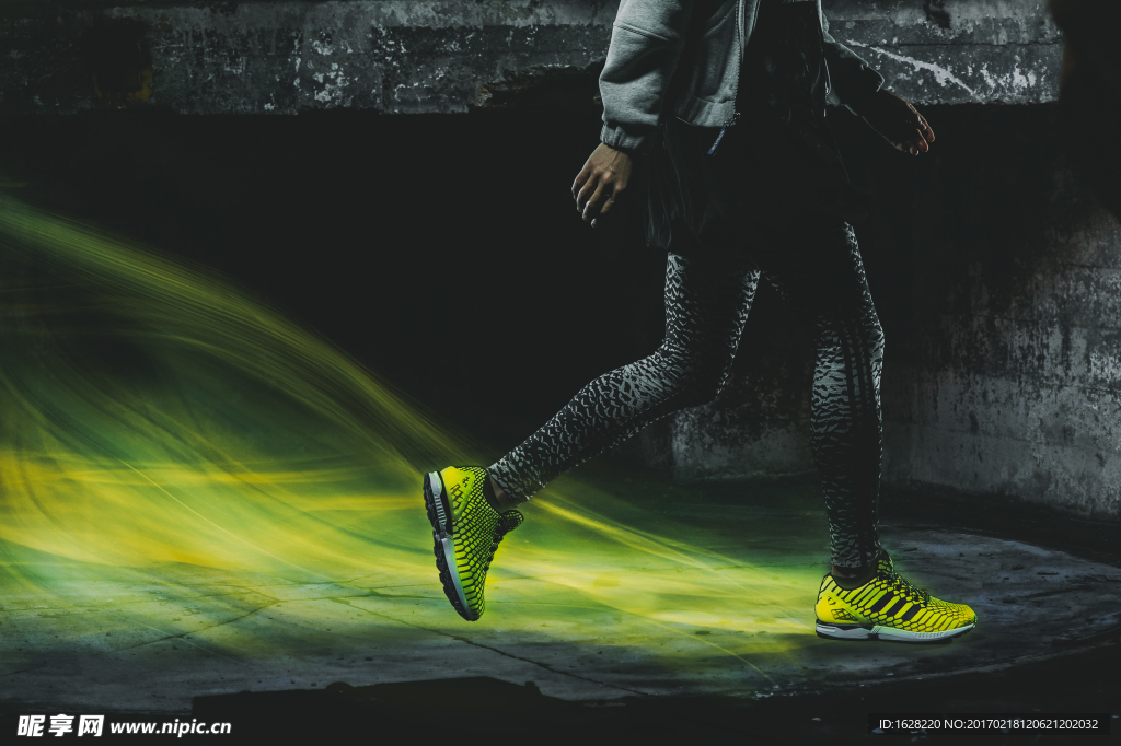 ADIDAS休闲运动鞋宣传广告