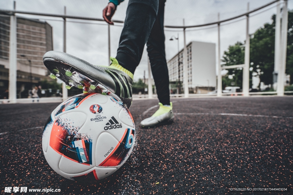 ADIDAS欧洲杯比赛用球广告