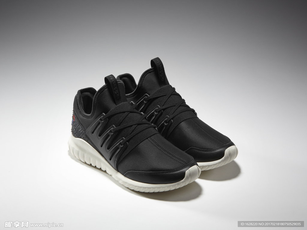 ADIDAS休闲运动鞋宣传广告