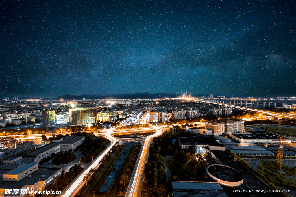 星空下的城市夜景