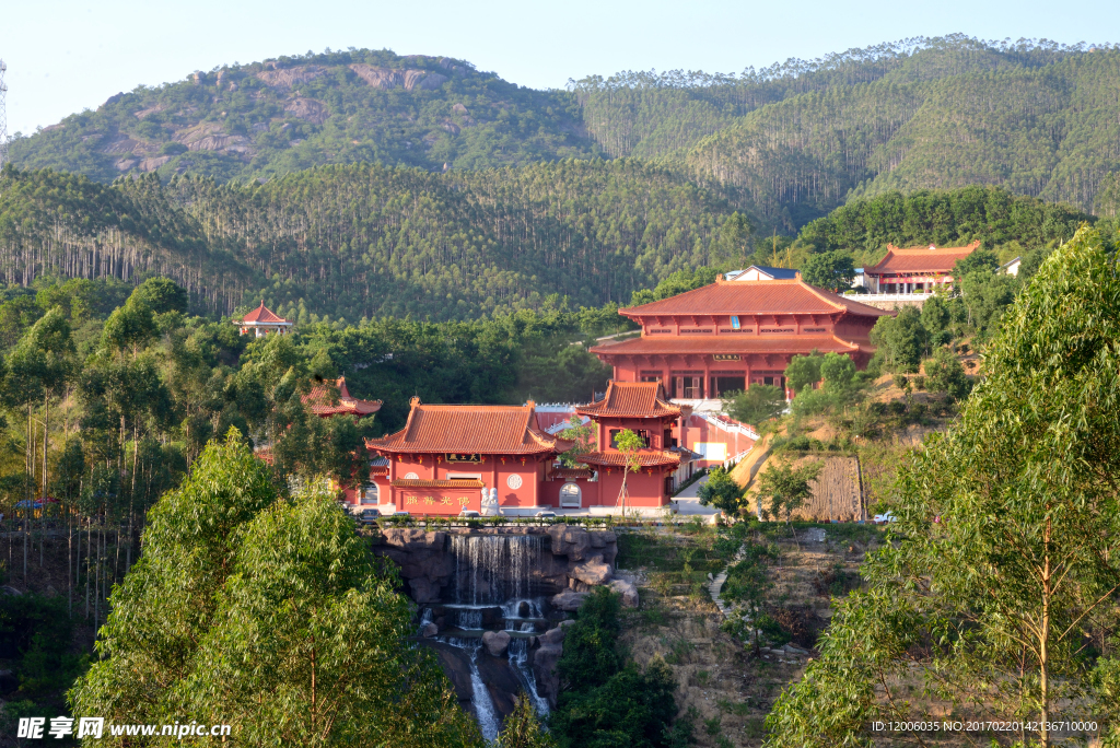 山中寺院全景