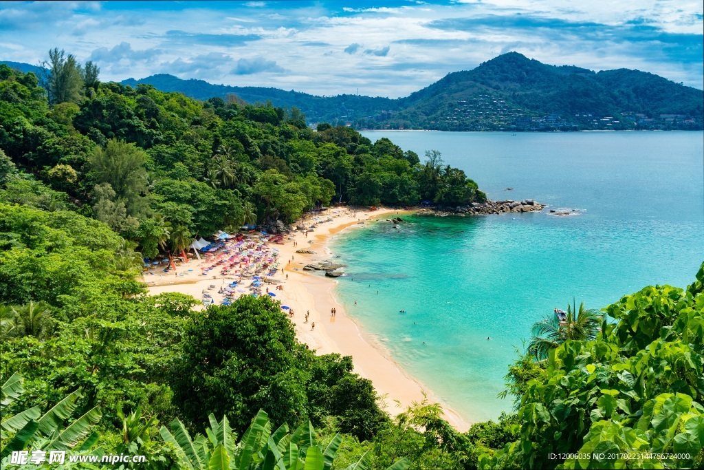 美丽湖畔山水景观