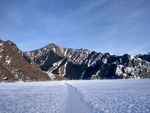 通往雪山的雪道