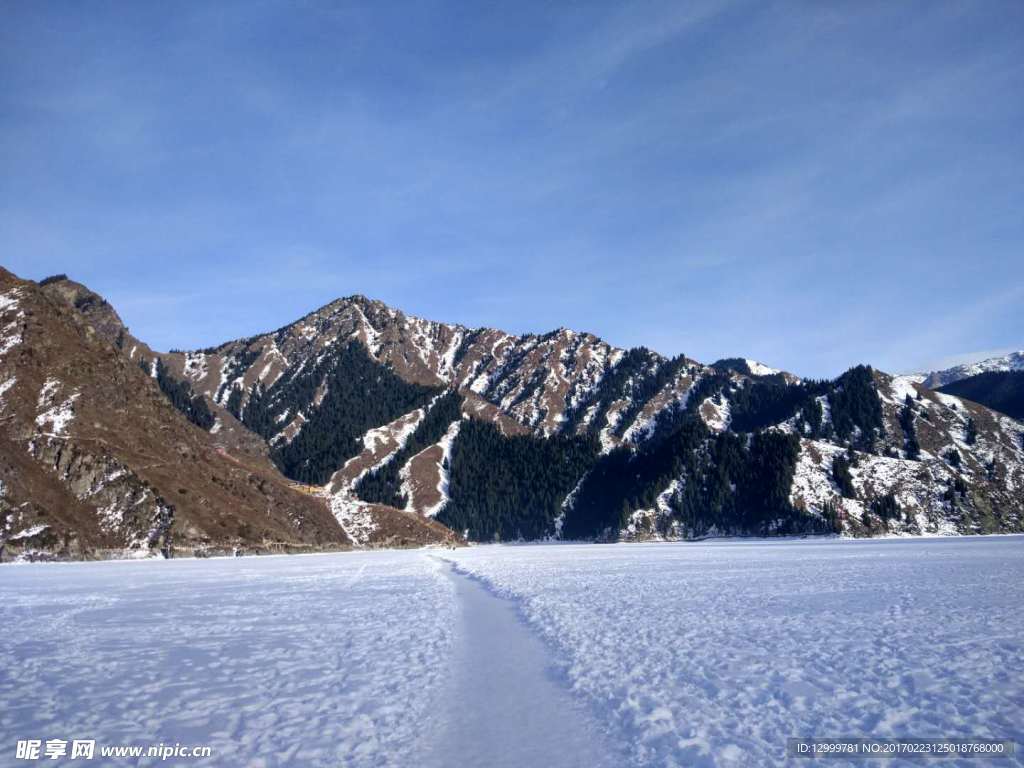 通往雪山的雪道
