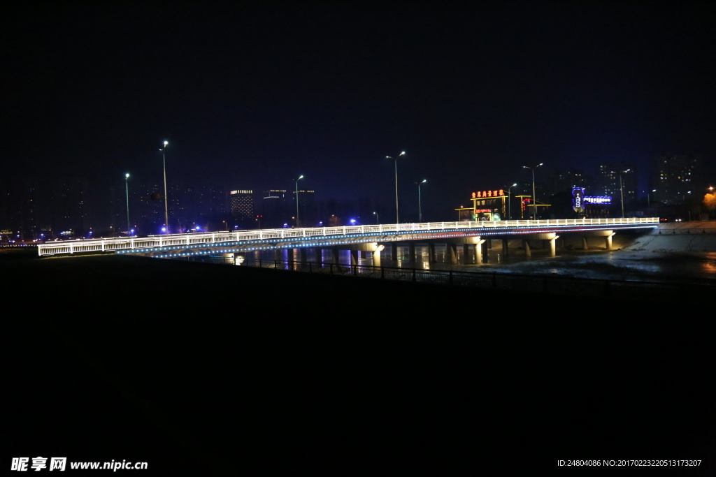 黑夜里的大桥