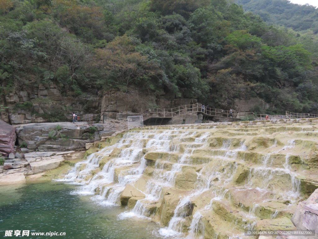 山涧瀑布