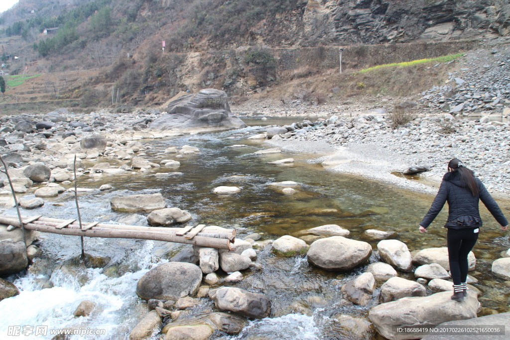 小河流水