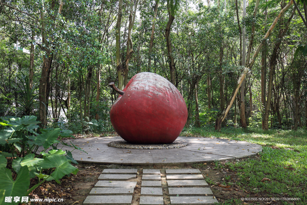 红苹果雕塑