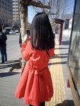 夏日都市女孩背影
