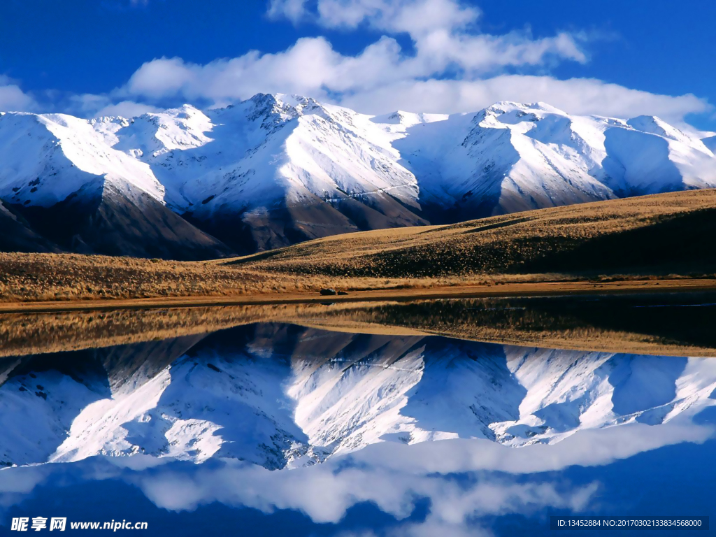 雪山边的湖泊