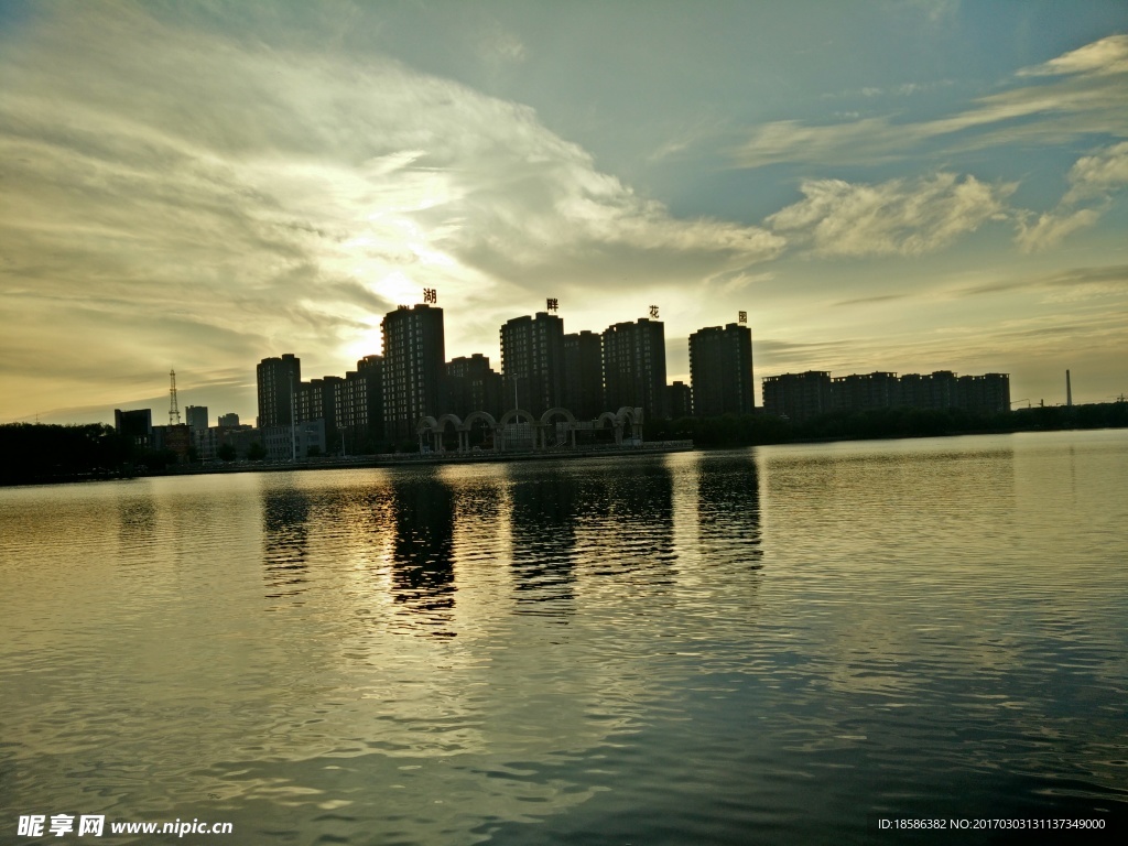 夕阳下的城市