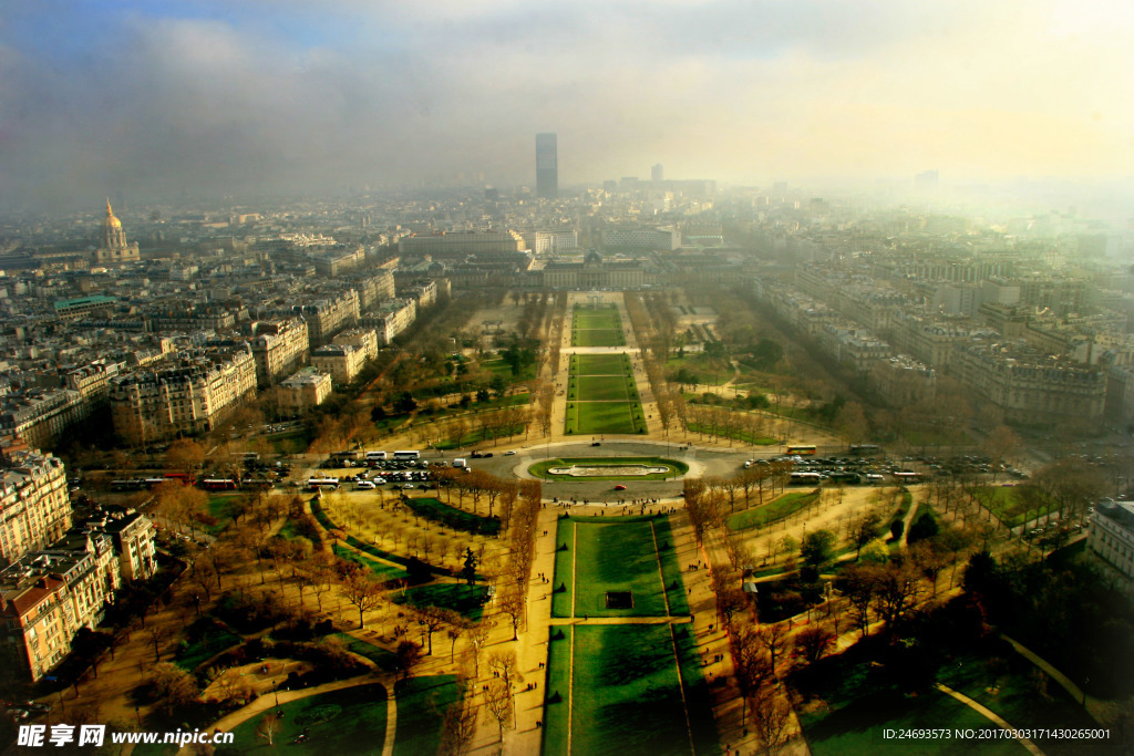 法国埃菲尔铁塔鸟瞰巴黎