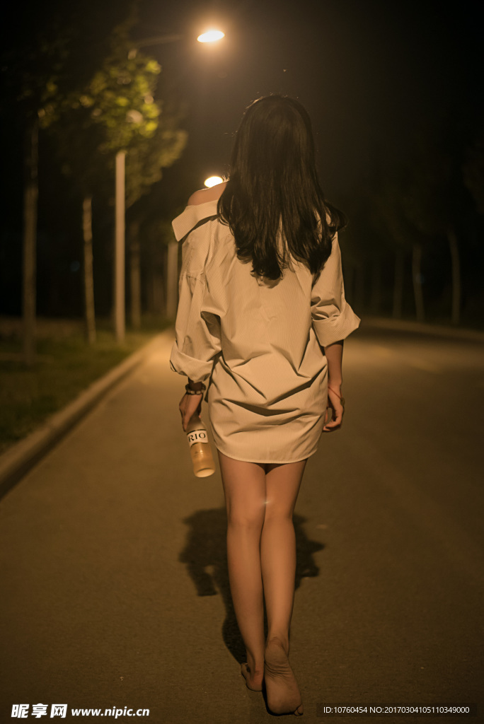 深夜中的赤脚美女