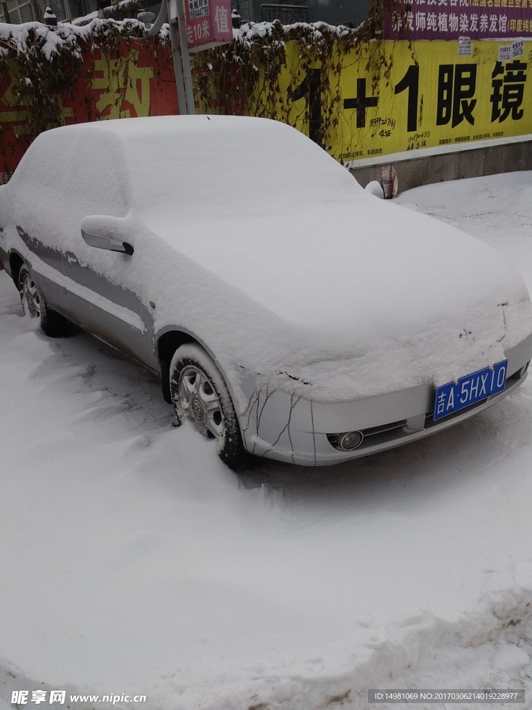 白雪覆盖的车