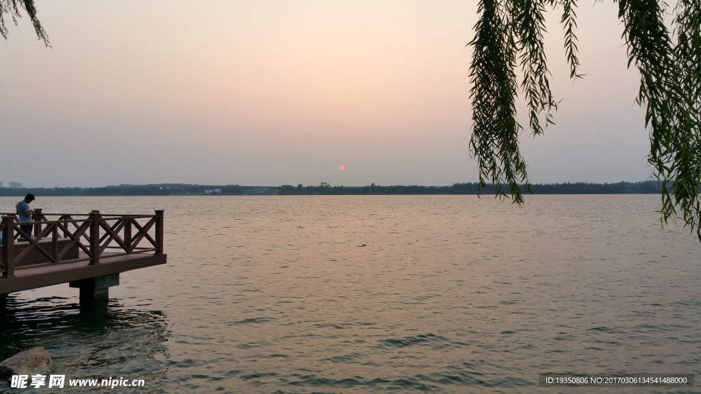 黄昏 夕阳 湖面