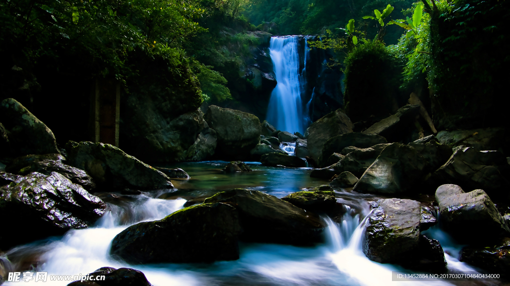 山间溪流