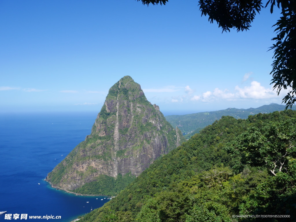 翠绿高山远景图片