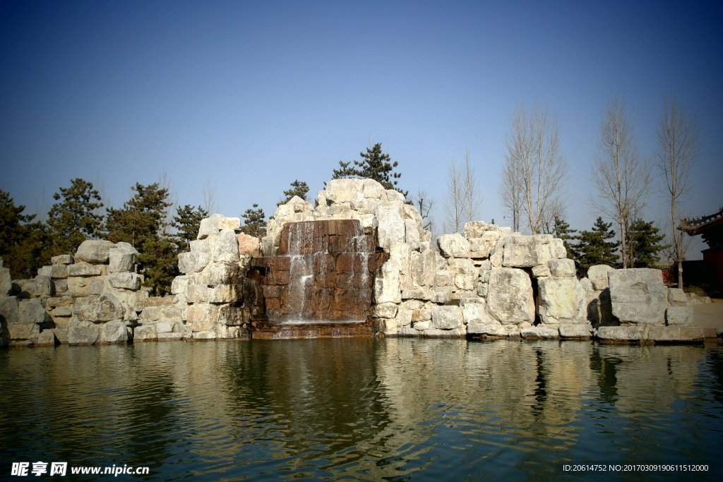公园湖面美景