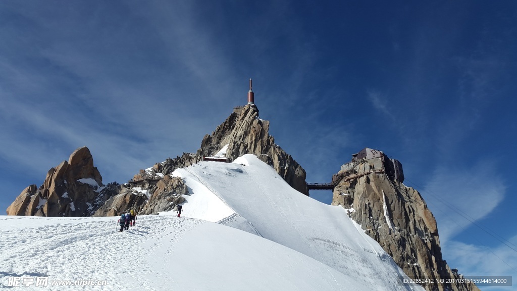 南针峰雪山图