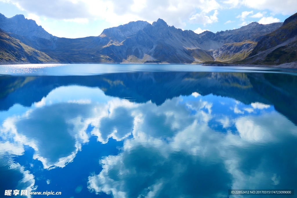 高山湖泊流水