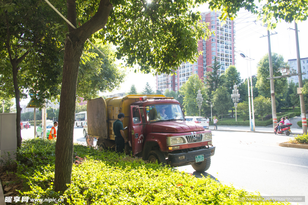 岑巩街景垃圾车