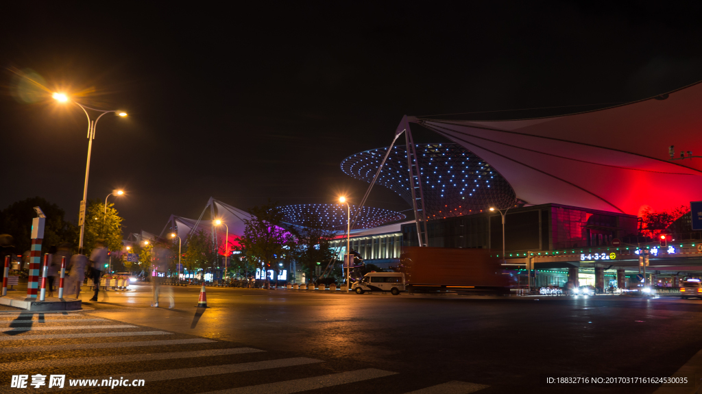 世博园世博大道路口夜景