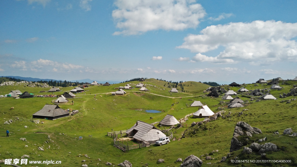 居住在山坡上的人们