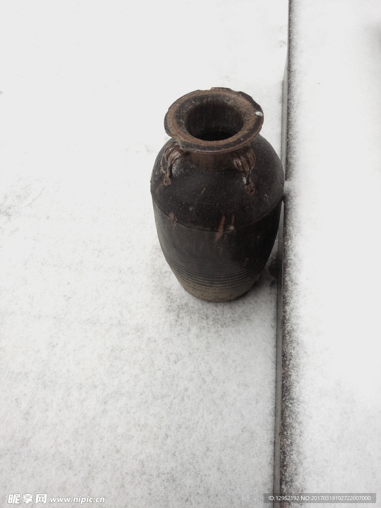 雪景上的陶罐