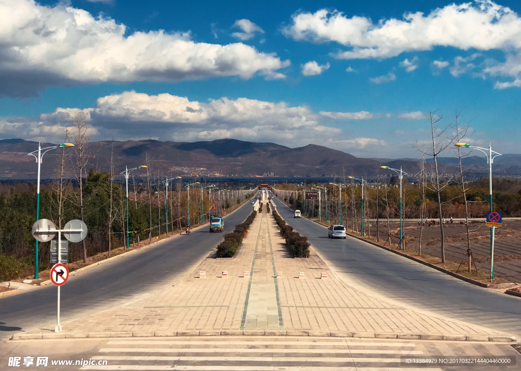 通往洱海的道路