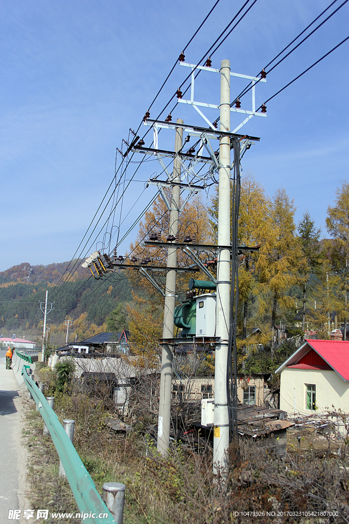 国道边建筑设施摄影图片