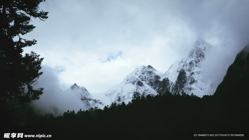 毕棚沟雪山