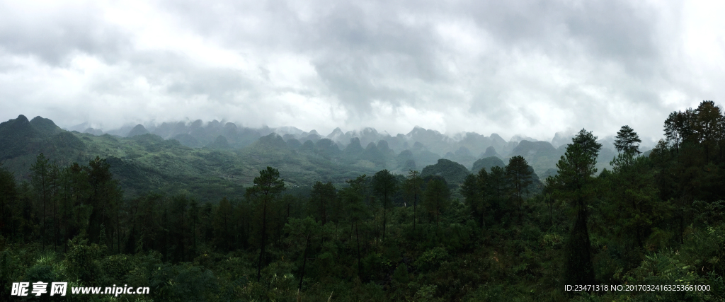 苍山云雾宽幅照片