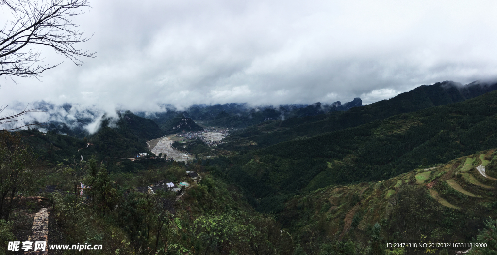 群山中的小村庄