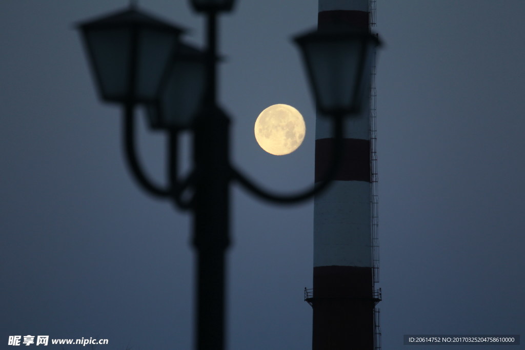 夜空中的月亮