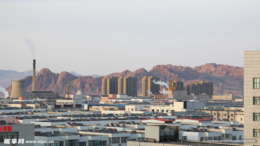 高楼眺望城市红山