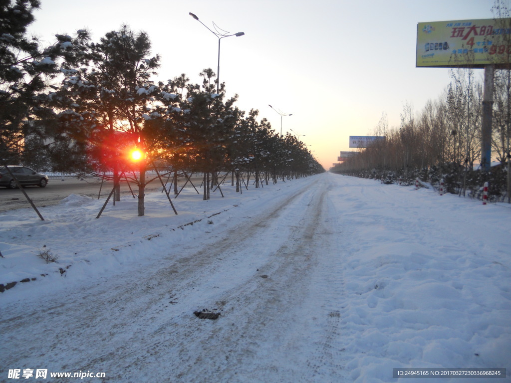 雪路夕阳
