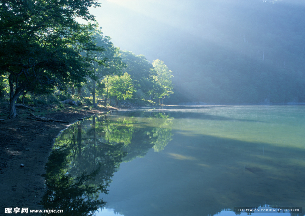 大山里的湖泊