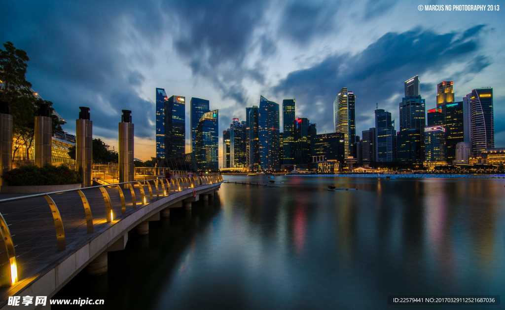 新加坡夜景地标建筑摄影图