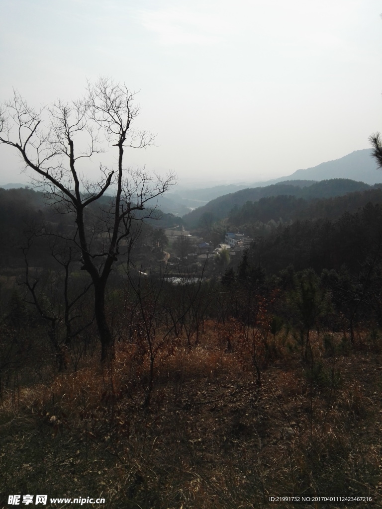 烈日下的小山村