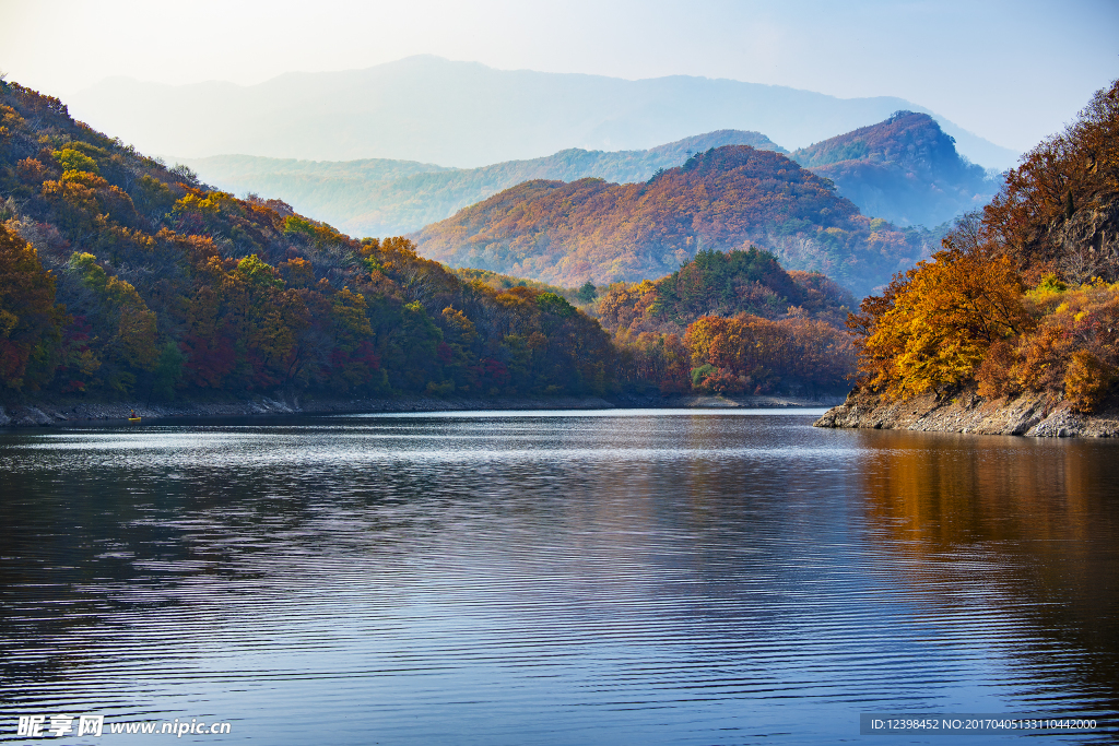 湖景秋意