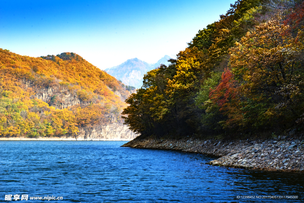 山区湖景