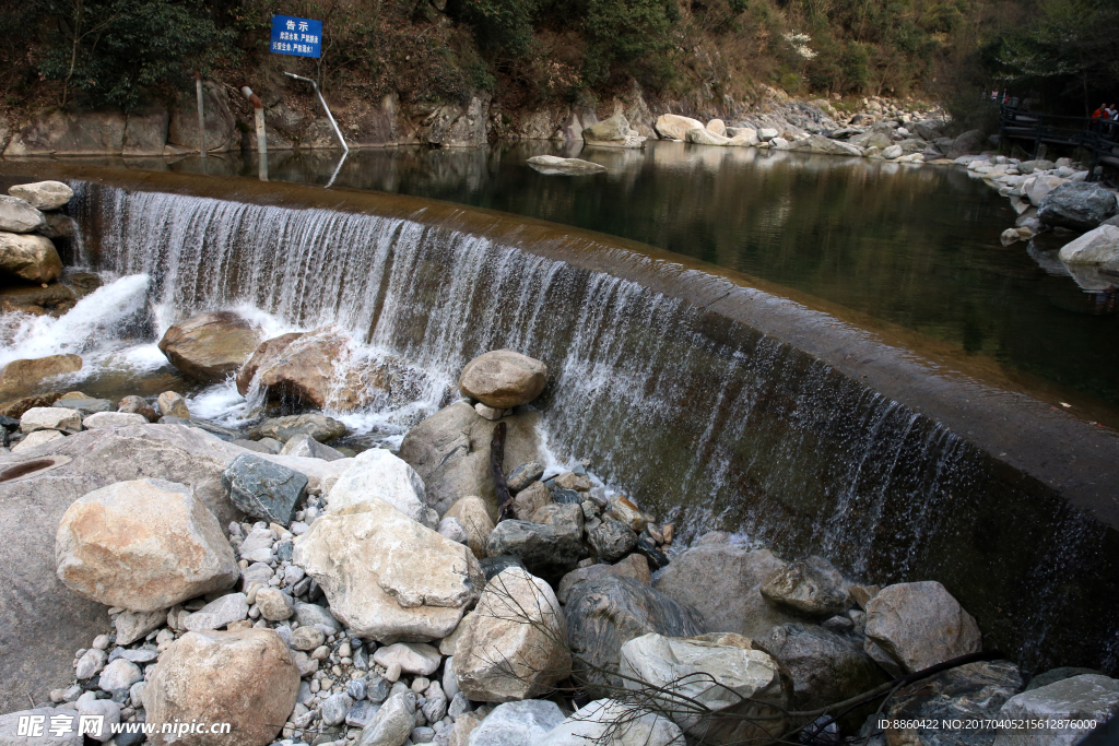 峡谷流山