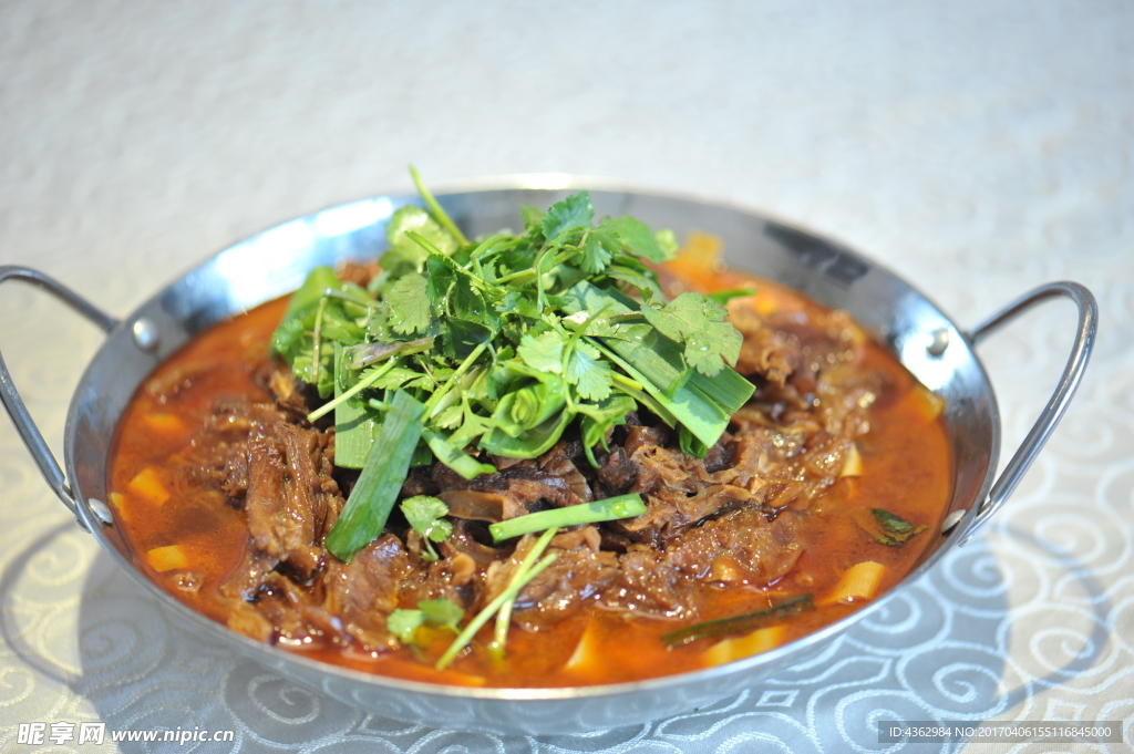 红汤牛肉火锅