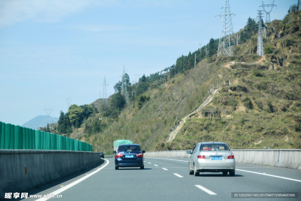 高速路上的汽车