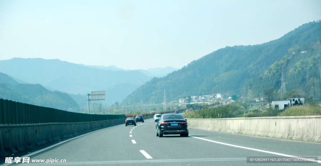 高速路上的汽车