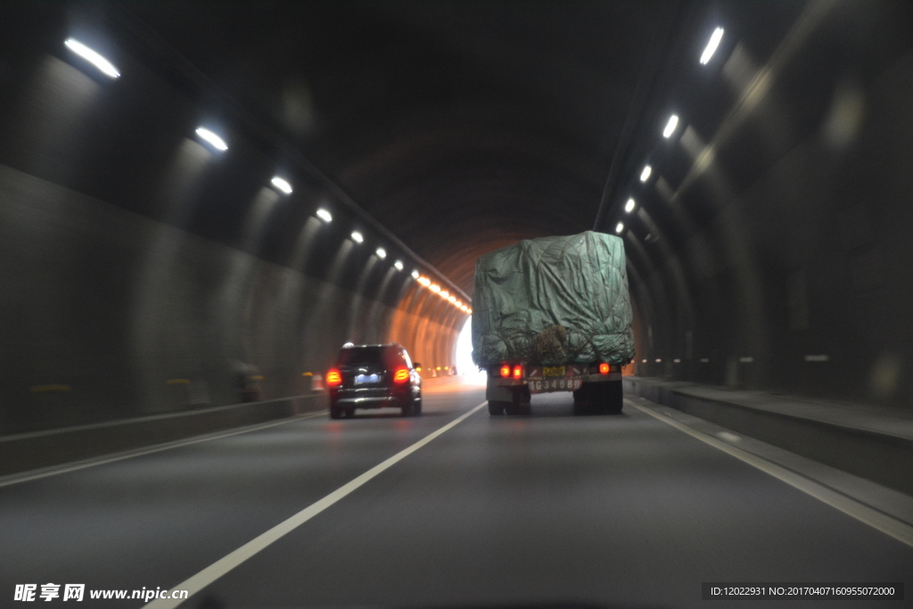 高速路隧道内