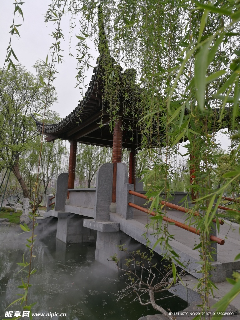 柳树下的廊亭
