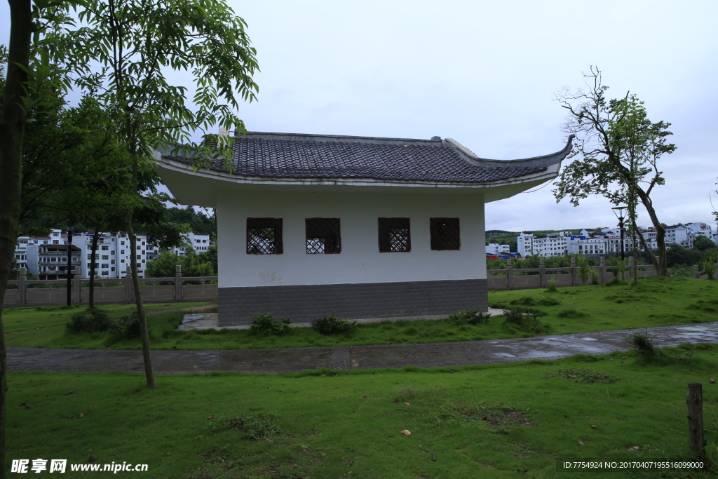 雨后公厕