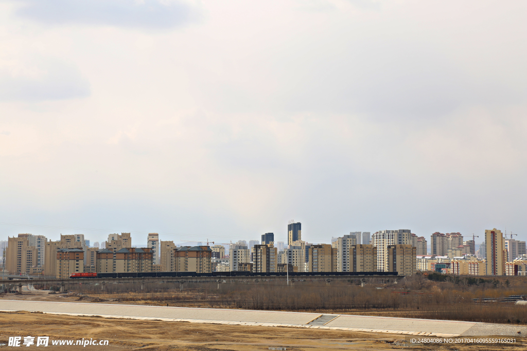 火车从城市穿过