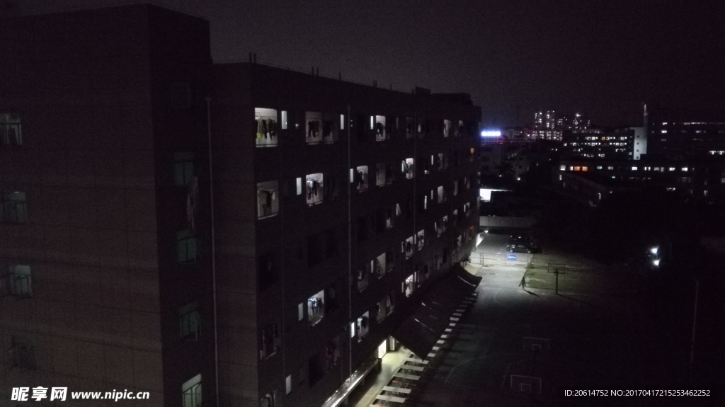 夜晚的宿舍楼